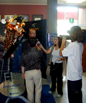 L`ingegnere ESA  Henri Laur intervistato dalla stampa