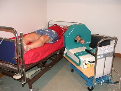 Vuoteessaolo ei ole vain lepoa. Kuvassa tutkitaan verenkiertoa kädessä.