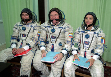 Claudie and her fellow Andromède crew members during  training in Star City