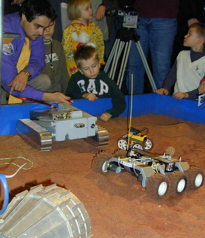 Oikeat ja koululaisten tekemät Mars-kulkijat olivat Avaruus 2001 -näyttelyn kiinnostavuuksia.
