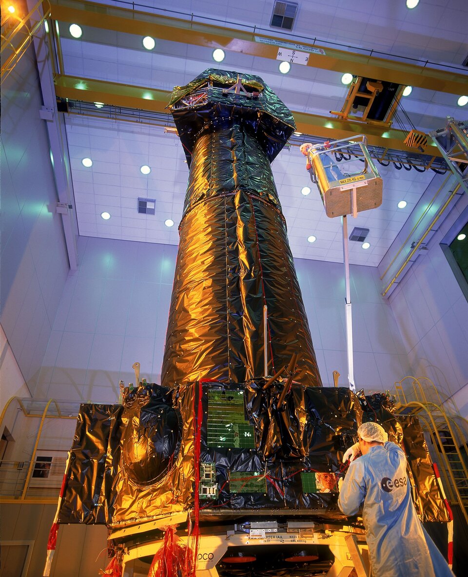 XMM-Newton rakenteilla.