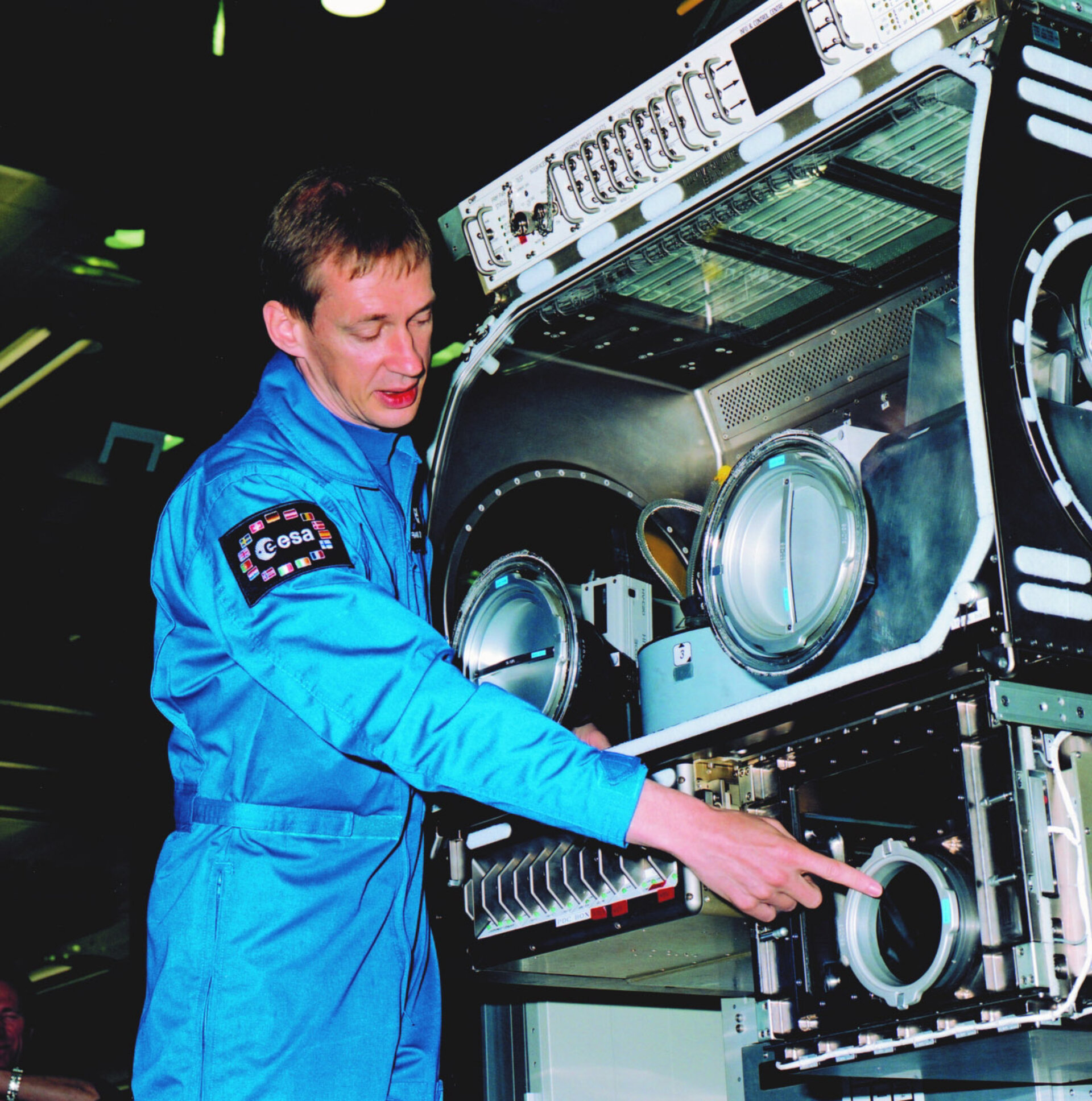 Sommige onderzoeken maken gebruik van de Microgravity Science Glovebox