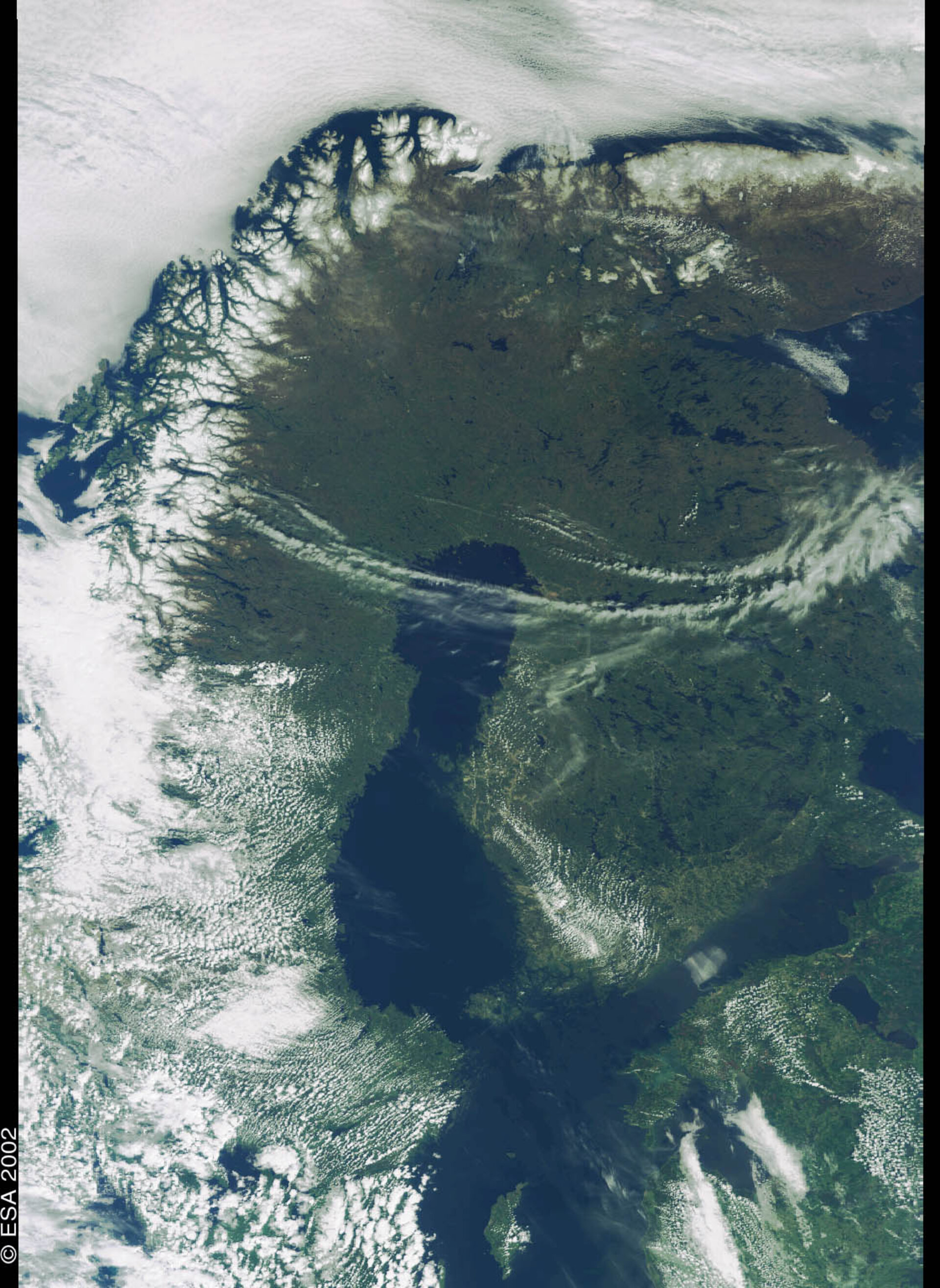 Suomi Envisat-ympäristösatelliitin MERIS-havaintolaitteen silmin viime toukokuussa. Envisatissa on mukana runsaasti suomalaista tietoja ja tekniikkaa.