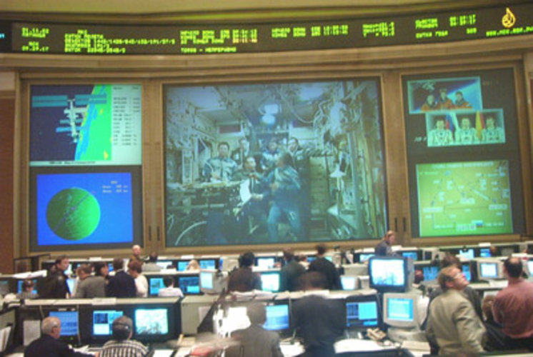 1 november. De bemanning van Sojoez TMA-1 en een zichtbaar gelukkige Frank De Winne aan boord van het ISS