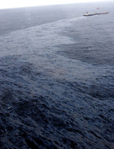 Part of an oil slick of several kilometers follows the stricken Bahamas-flagged Prestige oil tanker