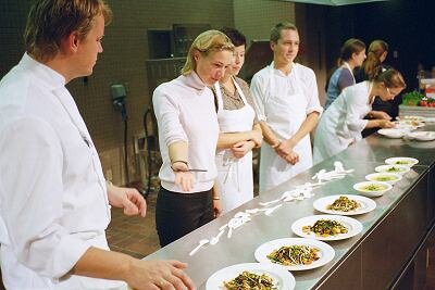 Kocken Rikard Nilsson tillsammans med studenter från Lunds tekniska högskola på plats i Houston. Foto: Lars Reuterswärd.