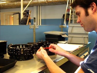 Tutkimuslaitteiden testaaminen maassa ennen laukaisua on olennainen osa lentoon valmistautumista