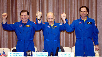 Die Crew der Expedition 6 kam mit der Soyuz TMA-1 Kapsel zurück