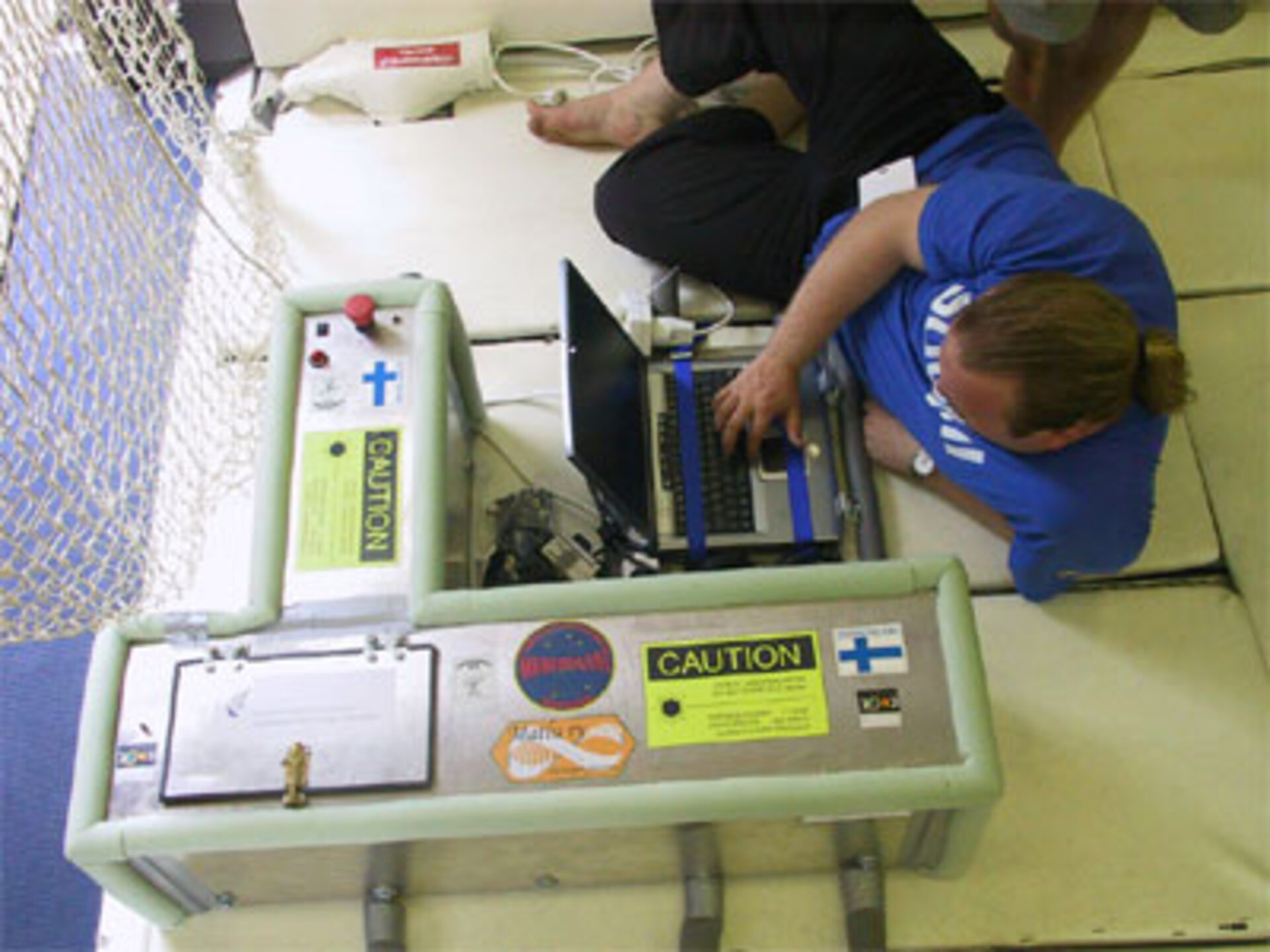 Jyri testaa laitteistoa koneen sisällä.