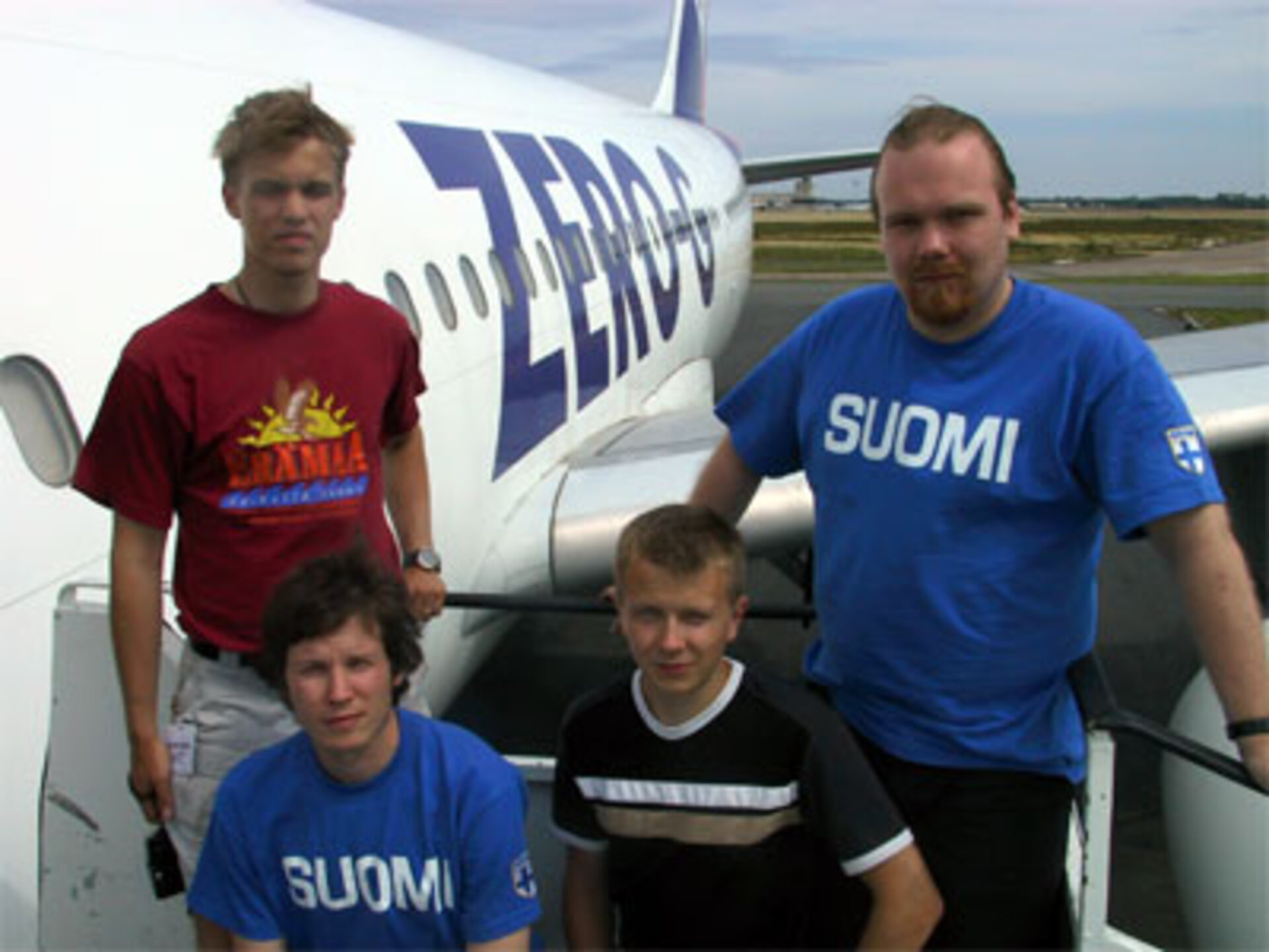 Ville Saarinen, Mikael Granvik, Seppo Heikkilä ja Jyri Näränen (vasemmalta alakautta oikealle ylös) painottomuuskoneen portailla