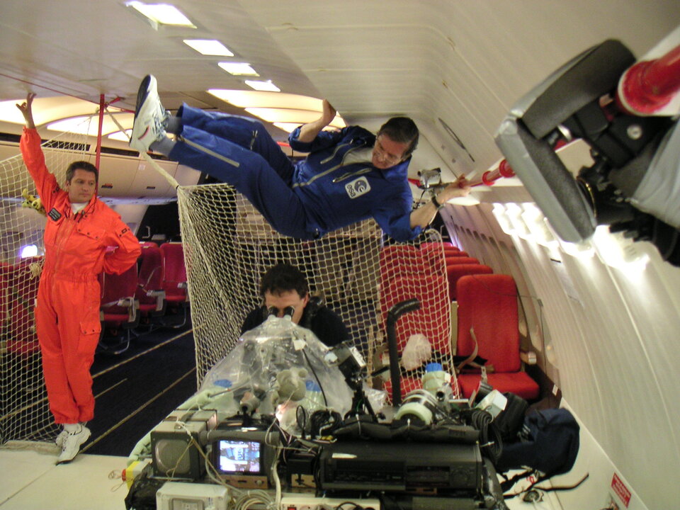 Première mondiale dans l'Airbus "Zéro G" avec quatre interventions de microchirurgie en impesanteur
