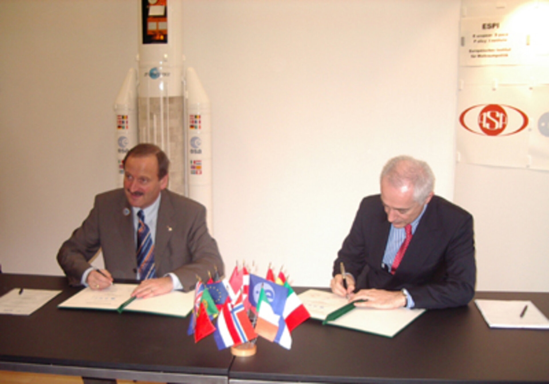 Vertragsunterzeichnung: Hubert Gorbach (links), Jean-Pol Poncelet