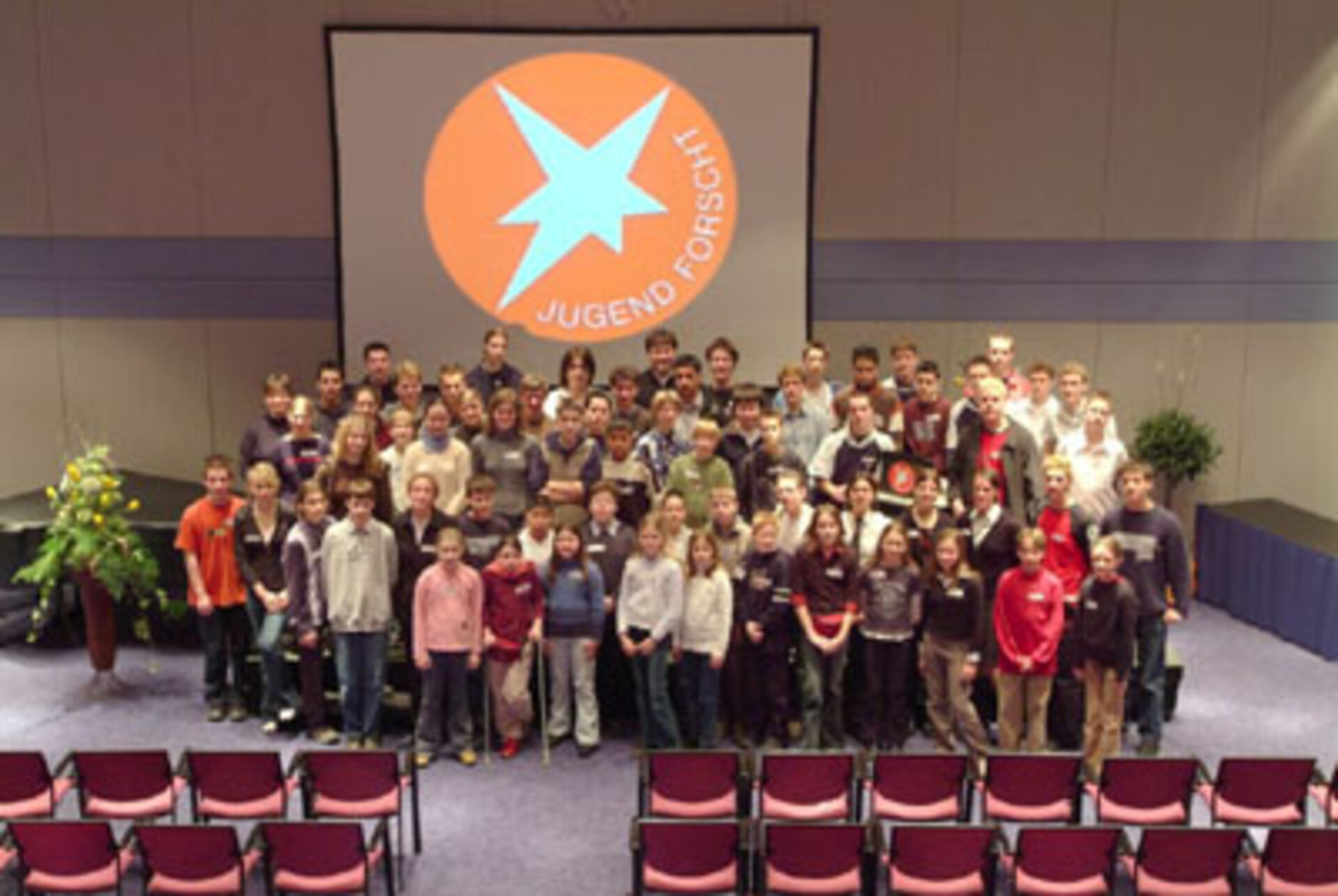 Die Teilnehmer von "Jugend forscht 2004" im ESOC