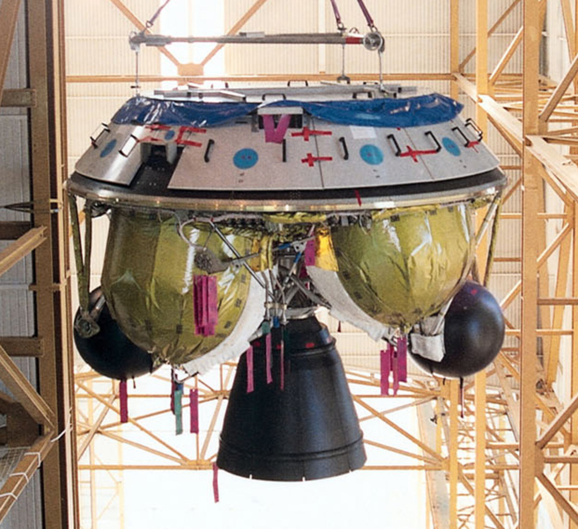 Hoisting and laying of the EPS