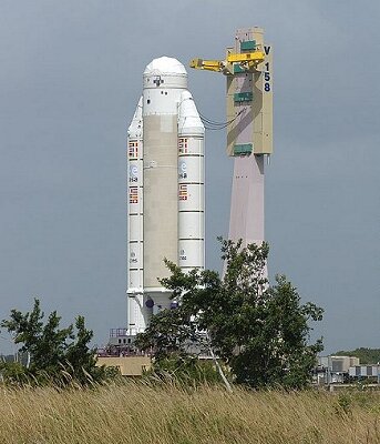 De Ariane 5-raket voor Rosetta op weg naar het finale assemblagegebouw
