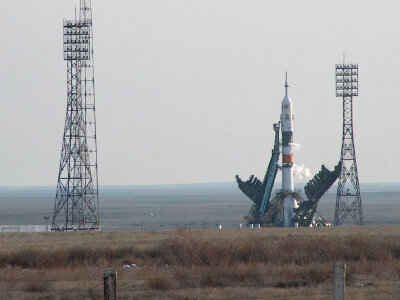 De lancering nadert: de stellingen die de raket omgaven worden weggeklapt