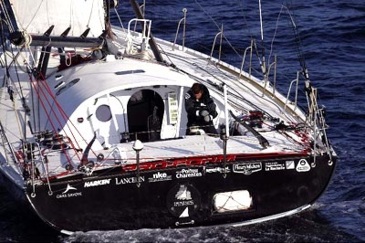 Single-handed sailing around the world
