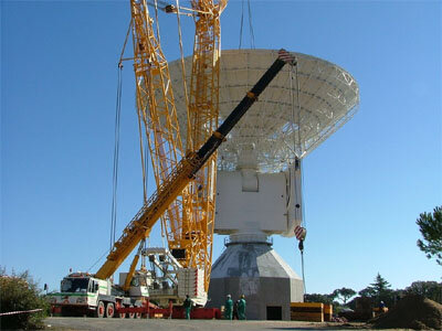 Ein Spezialkran hebt die Antenne auf den Sockel