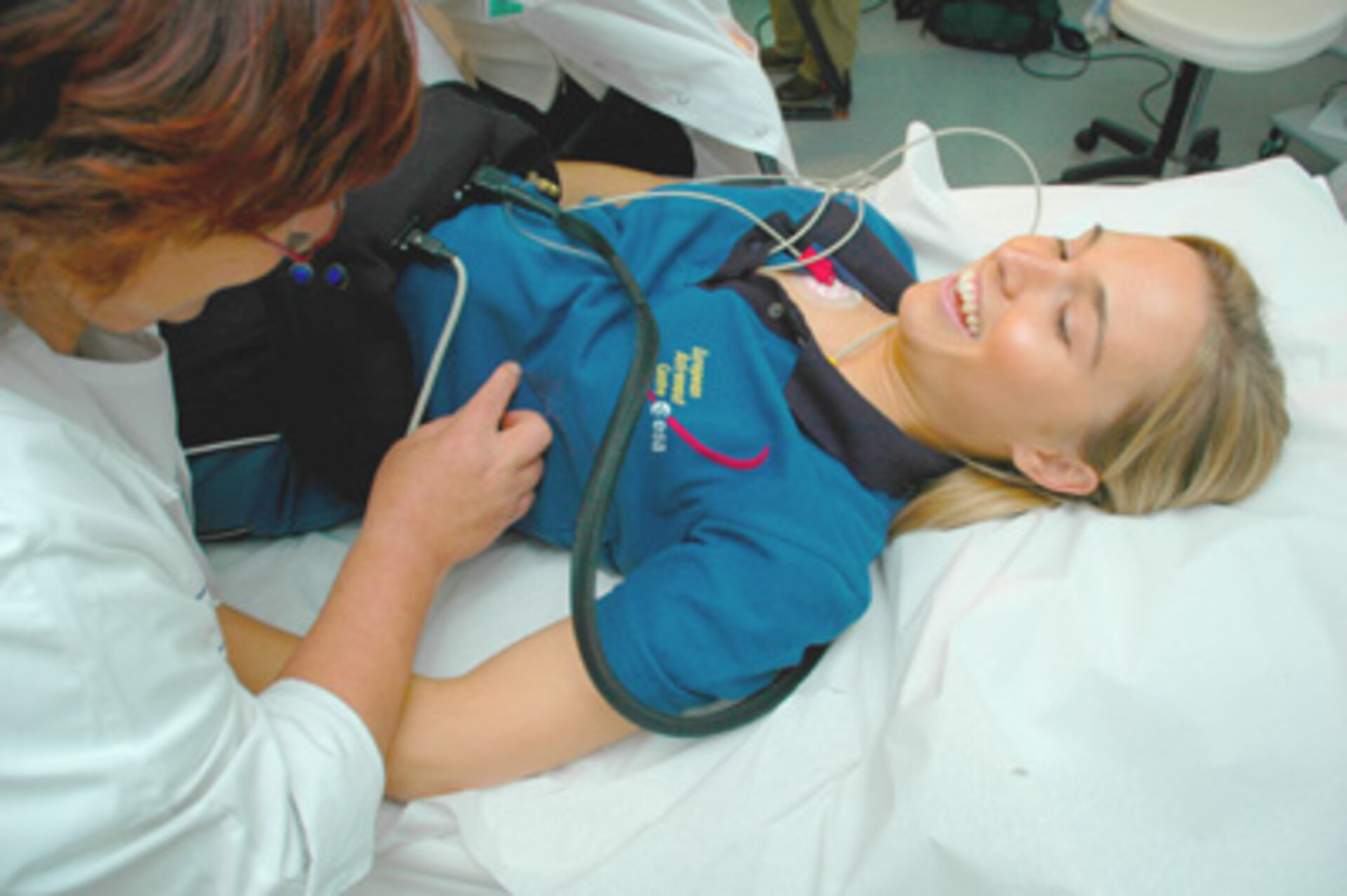 Verkabelt für die Wissenschaft: Probandin bei EKG-Ableitung