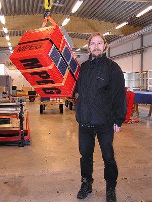 Studentprojektledaren Jonas Tanhua med ballongens nyttolast inför