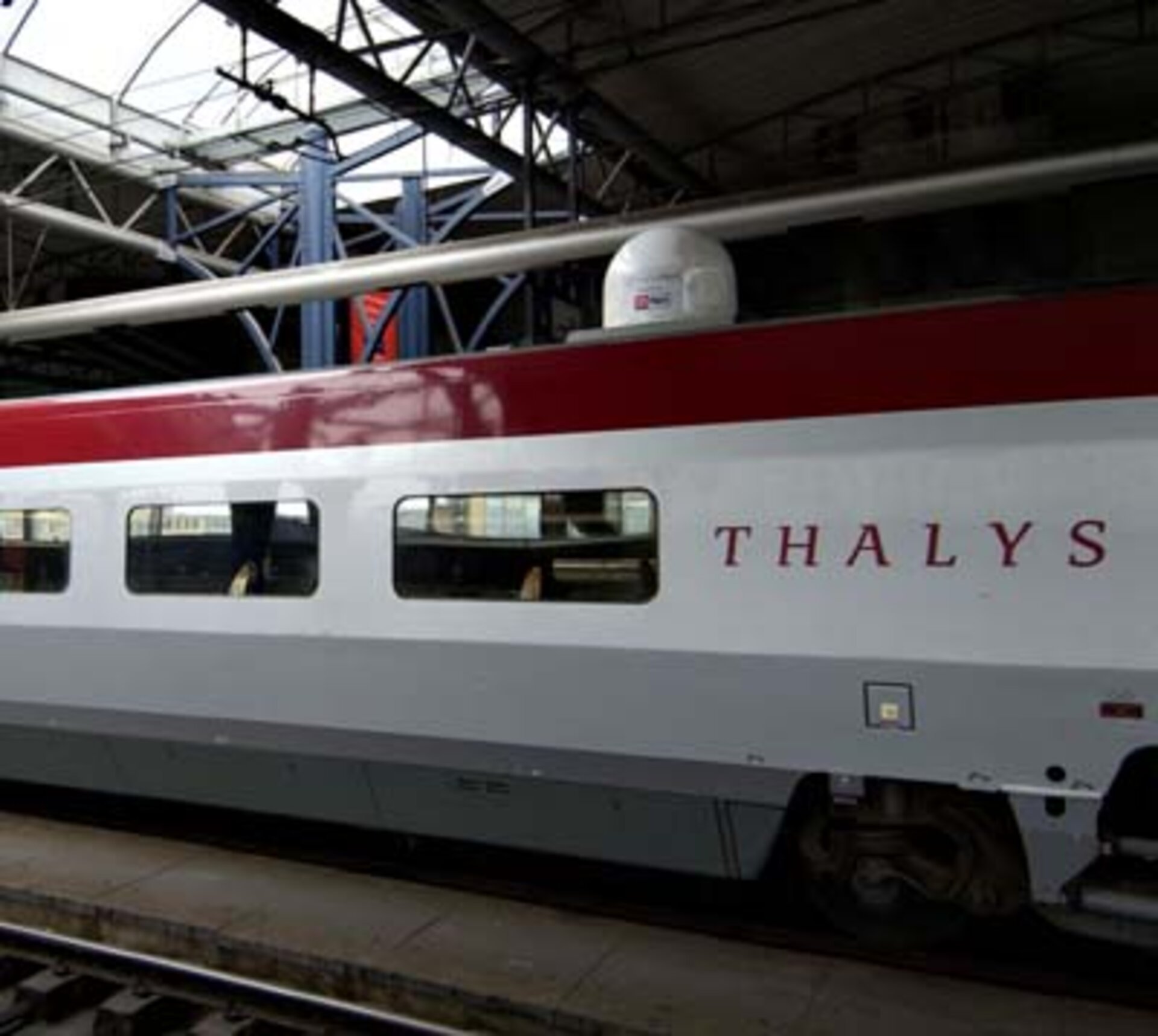Antenna mounted on the roof of the train