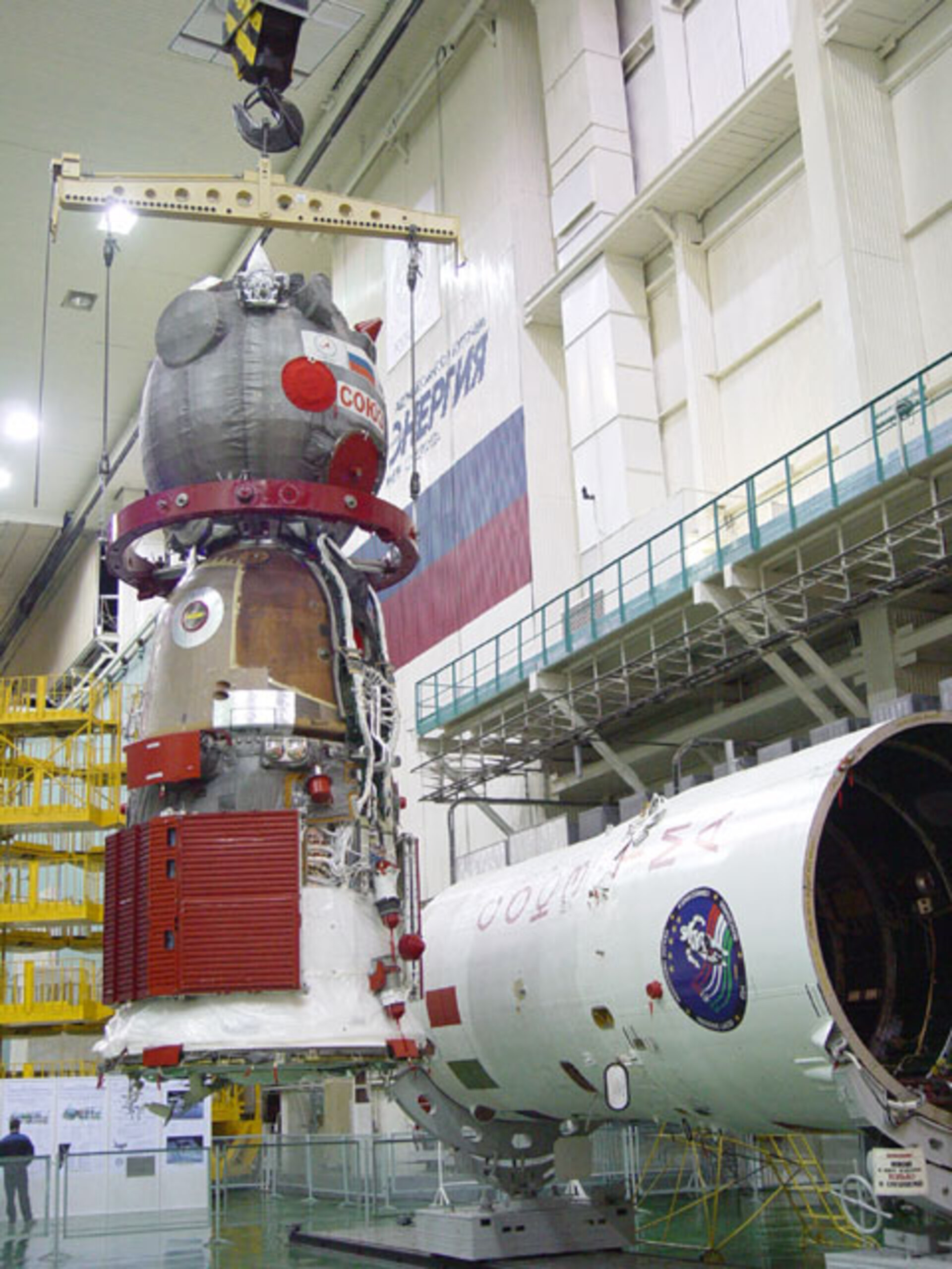 Preparation of the Soyuz TMA-6 spacecraft