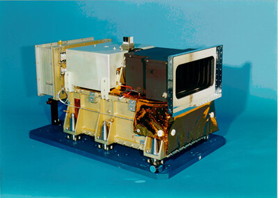 Die HRSC-Optik mit Kamerakopfelektronik (links)