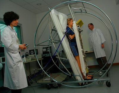 Koehenkilöt pääsivät hellävaroen jaloilleen kääntyvän vuoteen avulla.