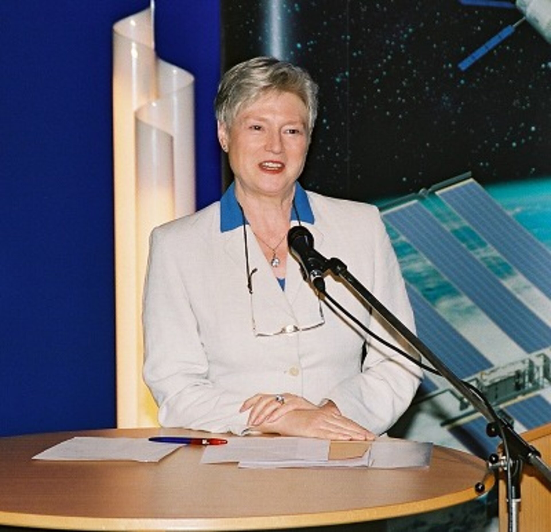 Onderwijsminister van der Hoeven geeft het officiële startsein