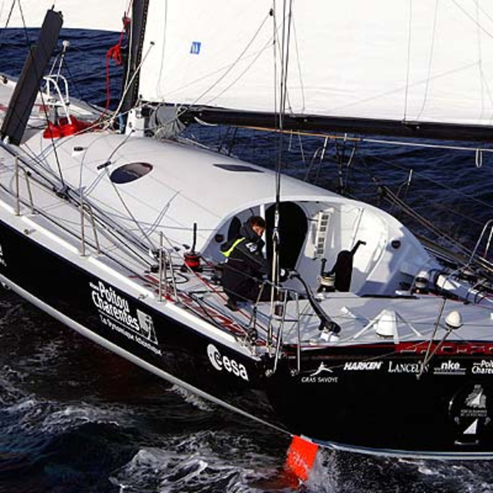 Des cellules solaires, des batteries et un contrôle de puissance d'origine spatiale pour traverser l'Atlantique