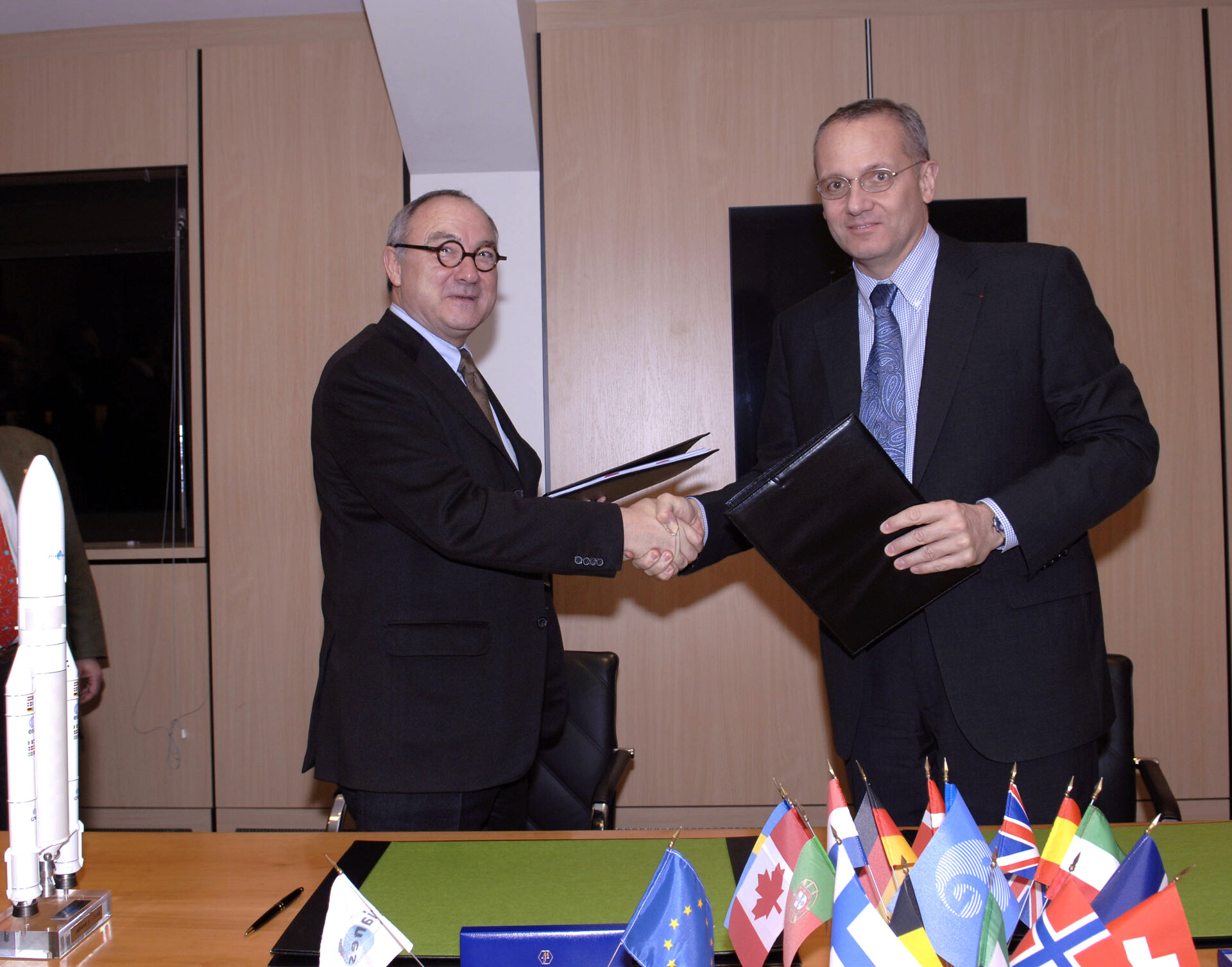 Jean-Jacques Dordain and Jean-Yves Le Gall sign launcher contract for Herschel and Planck