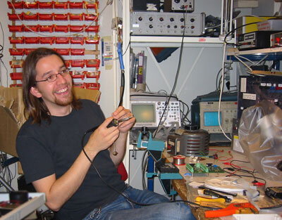 Rakettia on rakennettu Tampereen teknillisen yliopiston tiloissa. Kuvassa Tommi Berg kolvaushommissa.