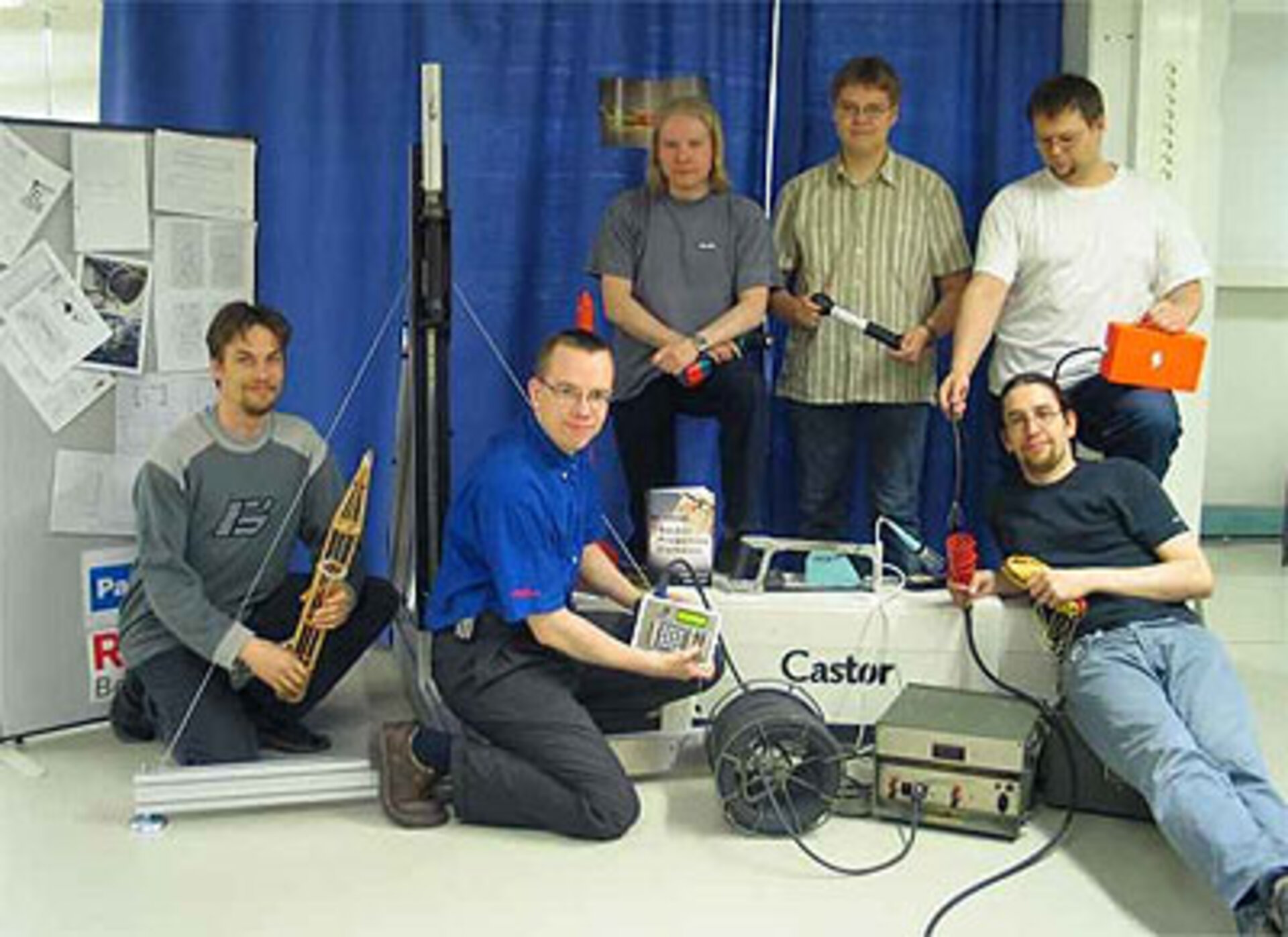 Supikoiran taustalla on Tampereen teekkarien avaruusteknillinen kerho Castor.