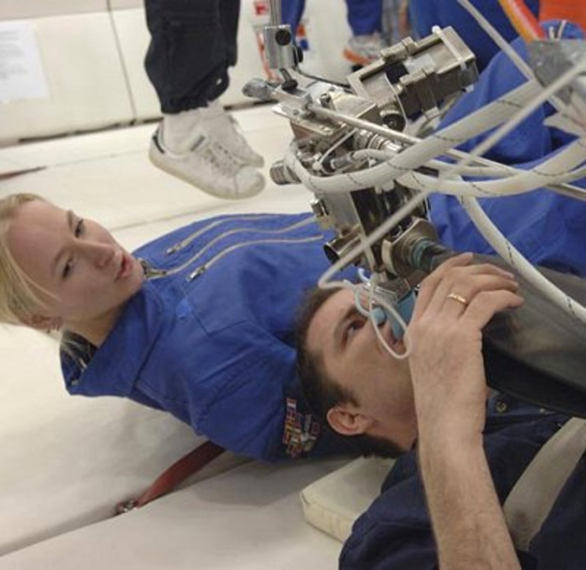 Stud. med. Lonnie Petersen følger med, mens Per Lundahl Thomsen, Dansk Rumcenter, er forsøgsperson.