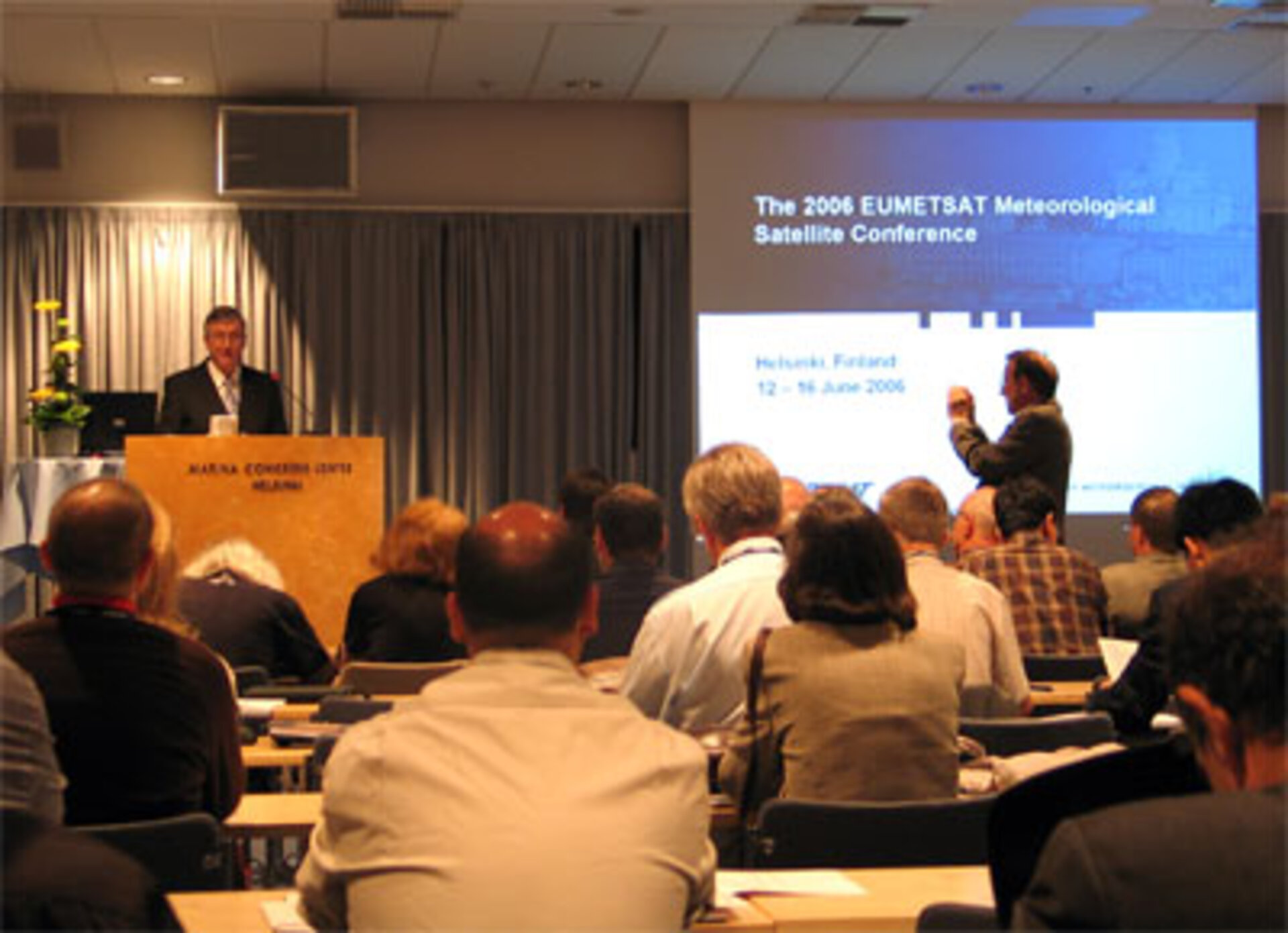 Ilmatieteen laitoksen johtaja Pekka Plathan avaa konfrenssia.