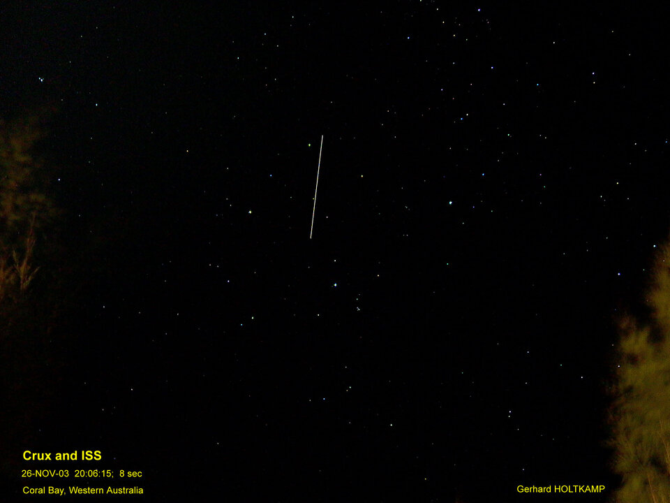 Avaruusasema liikkuu taivaalla.