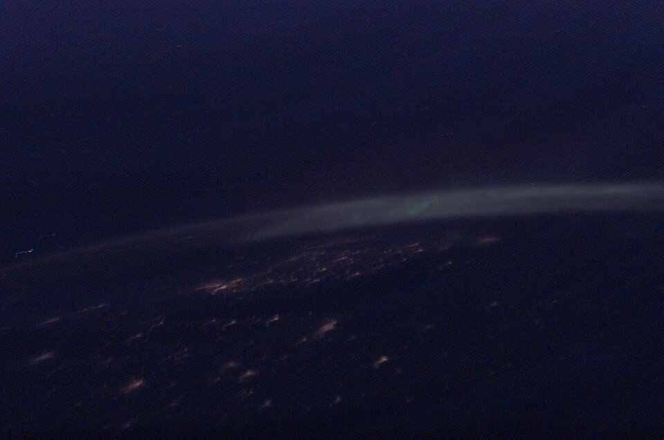 Fuglesangin ottamassa kuvassa näkyvät Pohjoismaat sekä niiden päällä loistavat revontulet