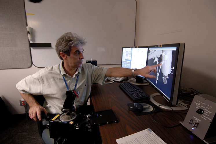 Léopold Eyharts during Shuttle robotic arm training session