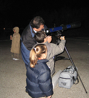 Público observando el eclipse en ESAC