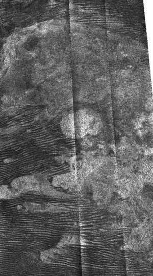 Interaction bewteen dunes and bright features on Titan