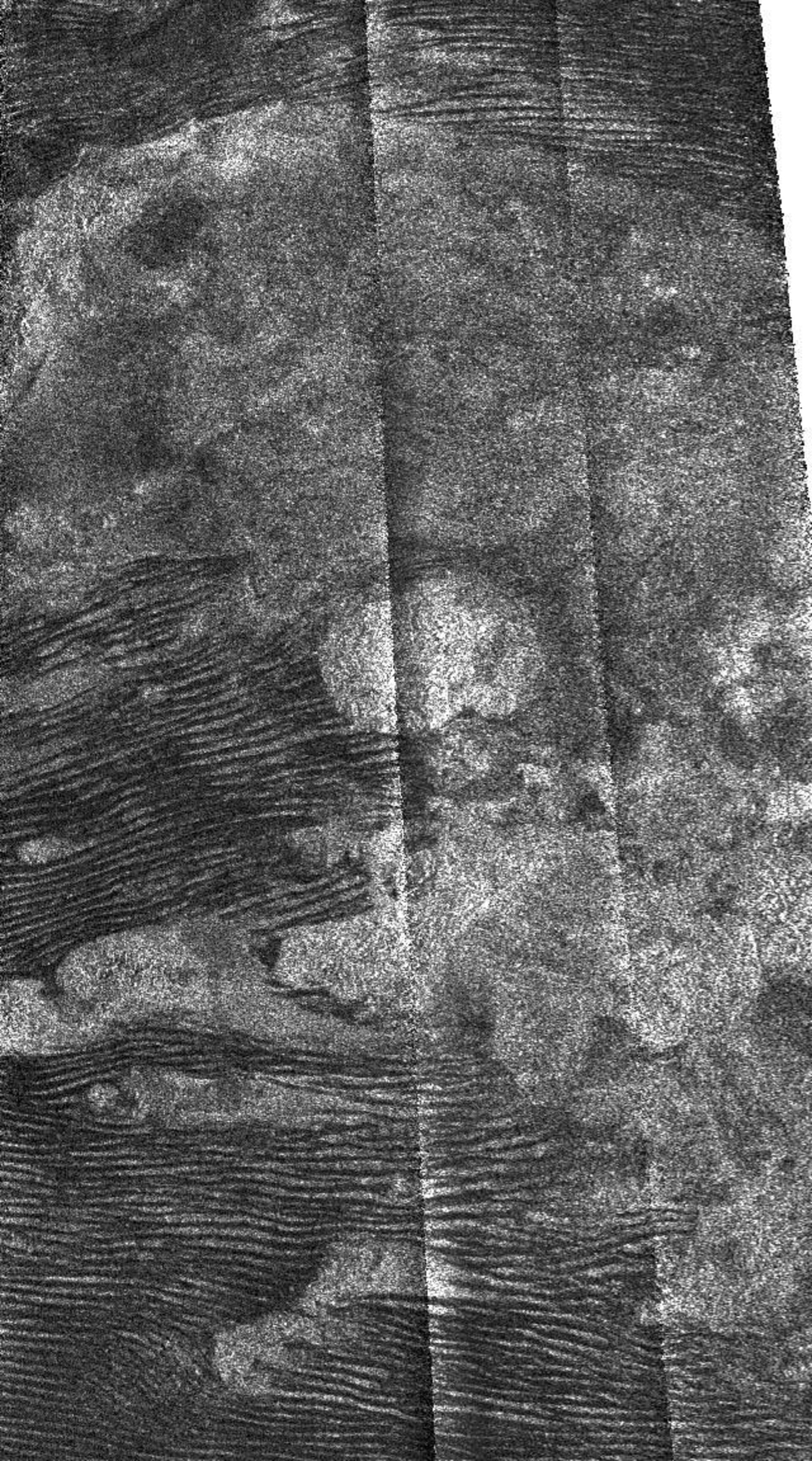 Interaction bewteen dunes and bright features on Titan