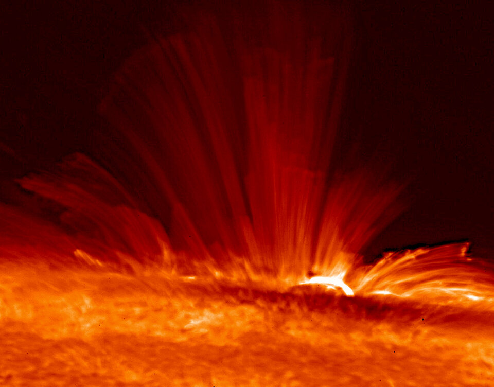 Dit beeld van de 'chromosfeer' van de zon (door het zonneobservatorium Hinode genomen op 20 november 2006) onthult de structuur van het magnetisch veld van de zon boven een zonnevlek
