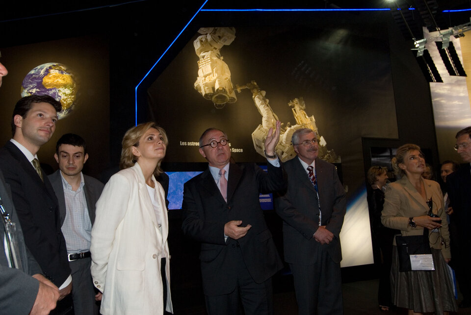 Mme Valérie Pécresse et M. Jean-Jacques Dordain visitent le pavillon de l'ESA