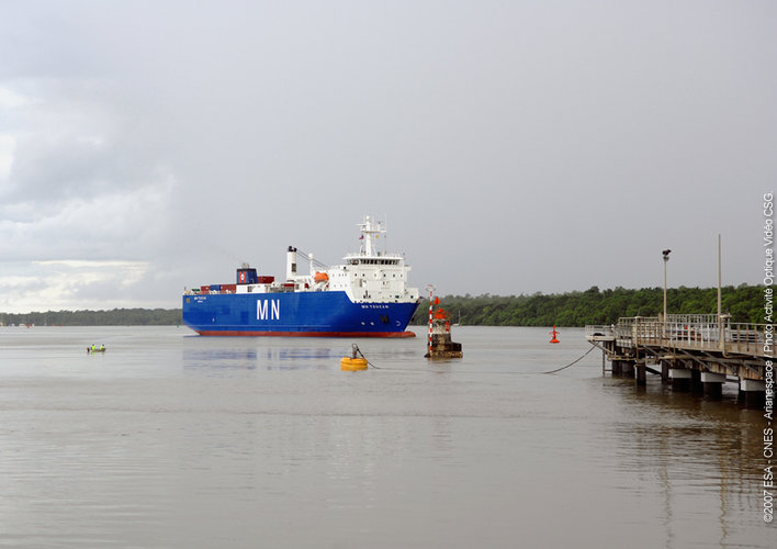 French cargo ship MN Toucan arrives at Pariacabo - 30 July 2007