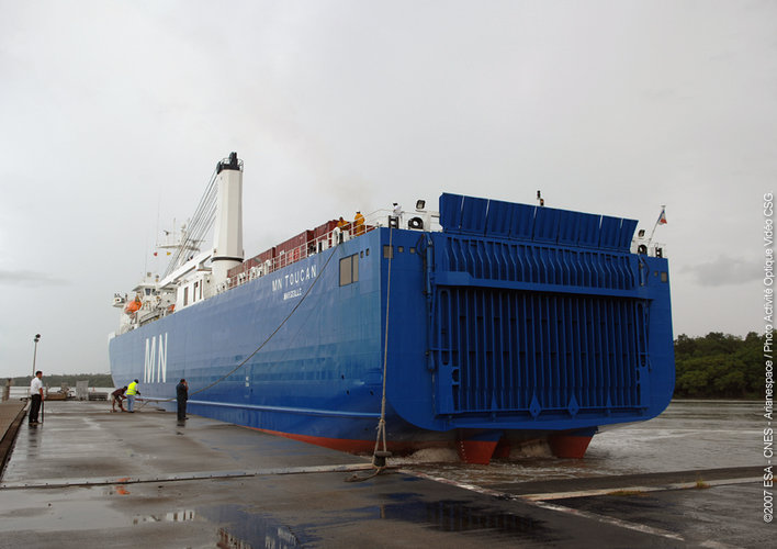 French cargo ship MN Toucan arrives at Pariacabo - 30 July 2007