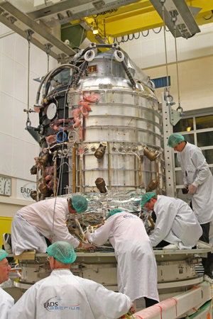 Herschel's cryostat and service module being mated