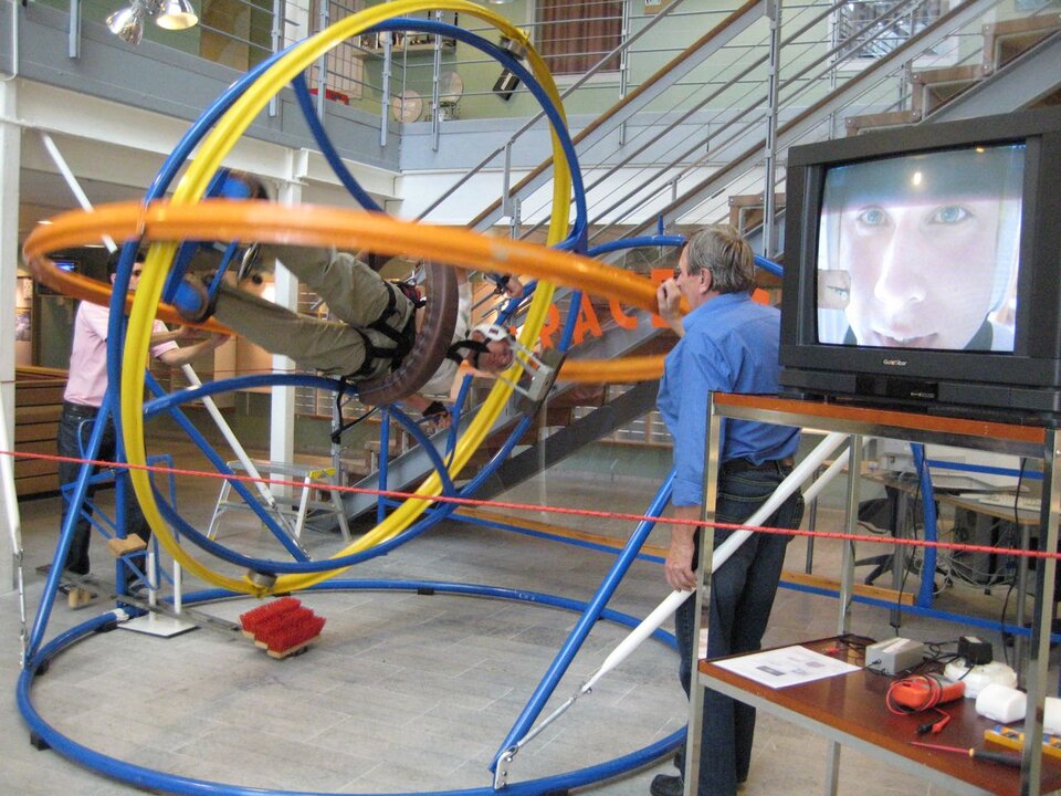 Hur reagerar kroppen på den desorientering som tyngdlösheten medför?