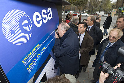 Dominique Bussereau, Secrétaire d’Etat aux Transports, admire des images de la Terre en 3D