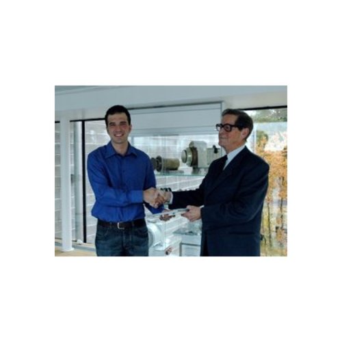 Thomas Ott receives the prize from Professor Emeritus Bengt Hultqvist