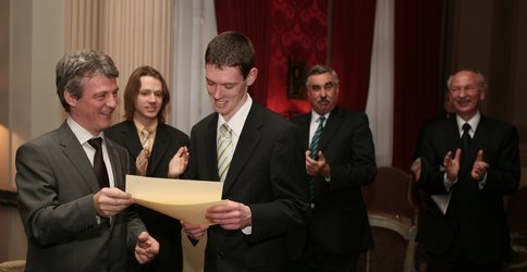 Philippe Mettens remet le diplôme du Prix Odissea au physicien Kristof Buytaert